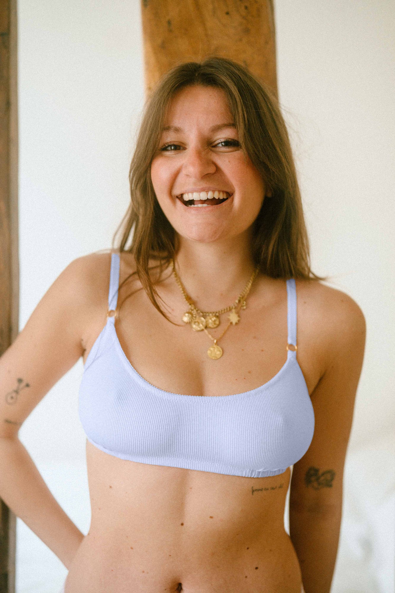 photo portrait brassière lila bleu face