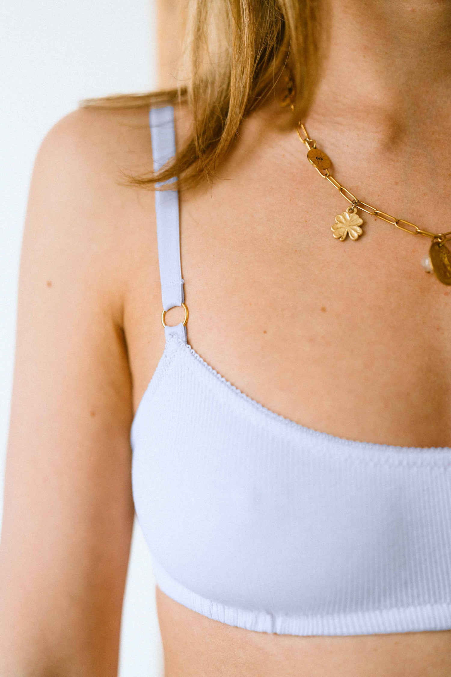 zoom sur la brassiere lila bleu pastel