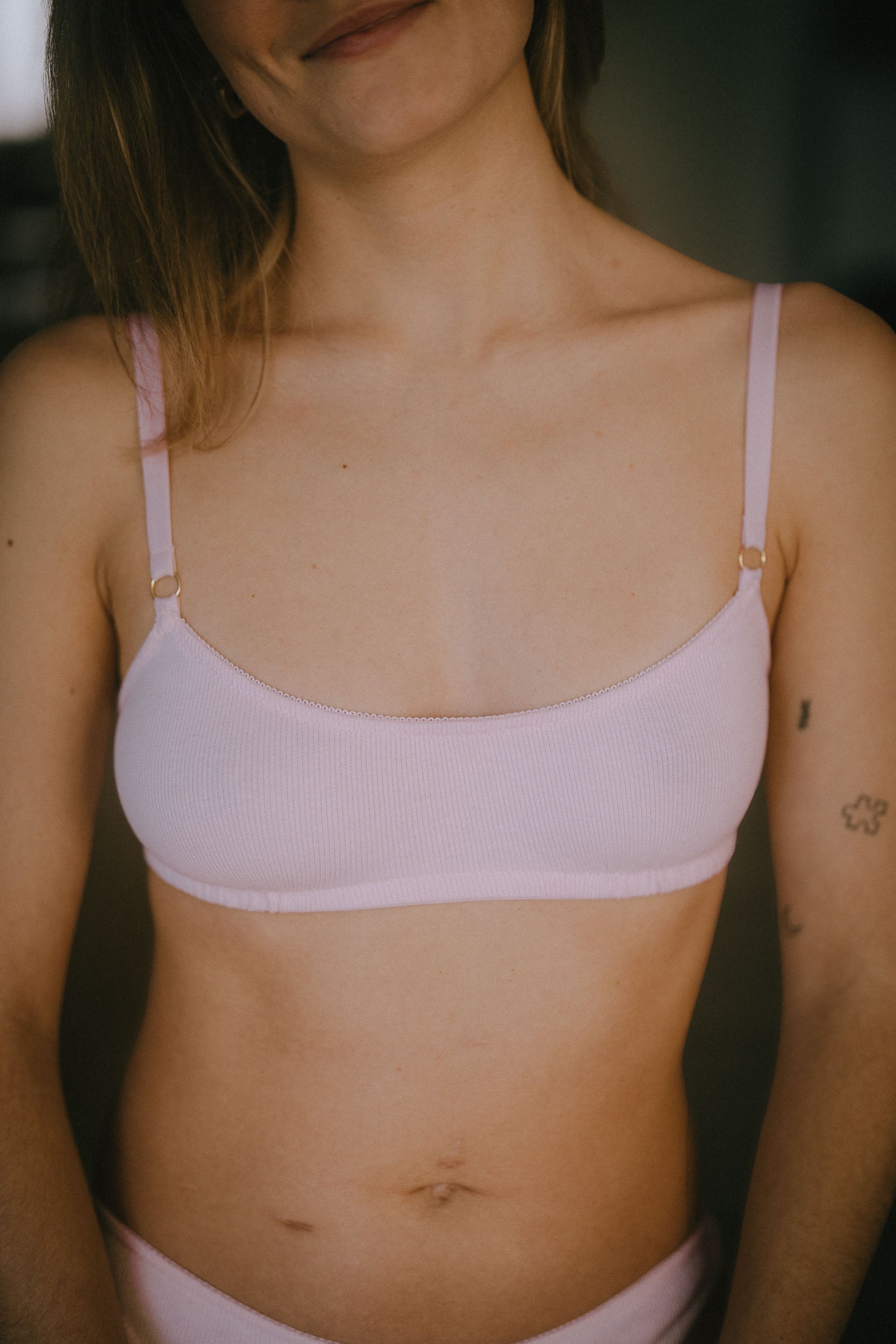 femme portant la brassière lila