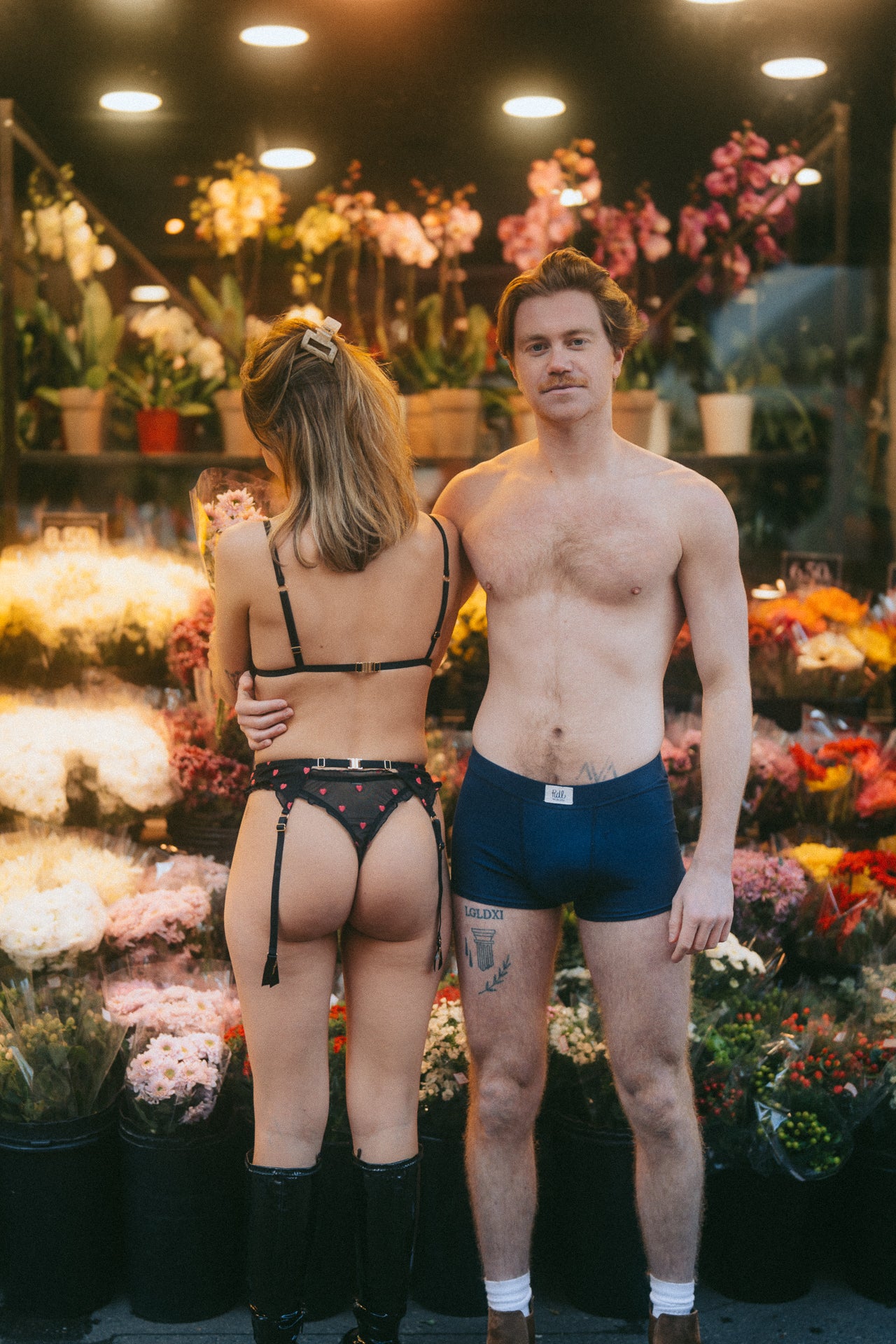 duo en lingerie devant fleuriste