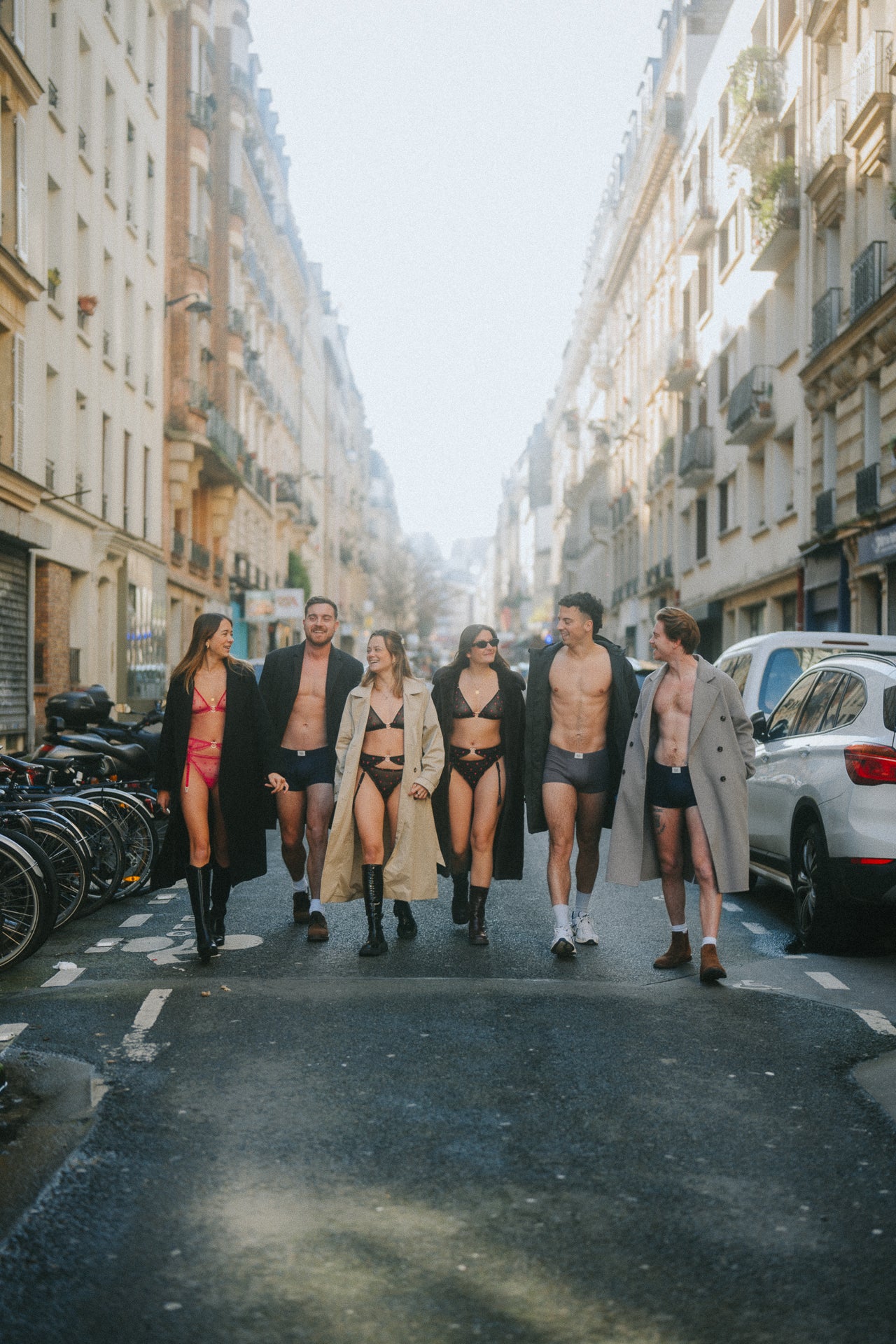 groupe homme et femme en lingerie dans la rue